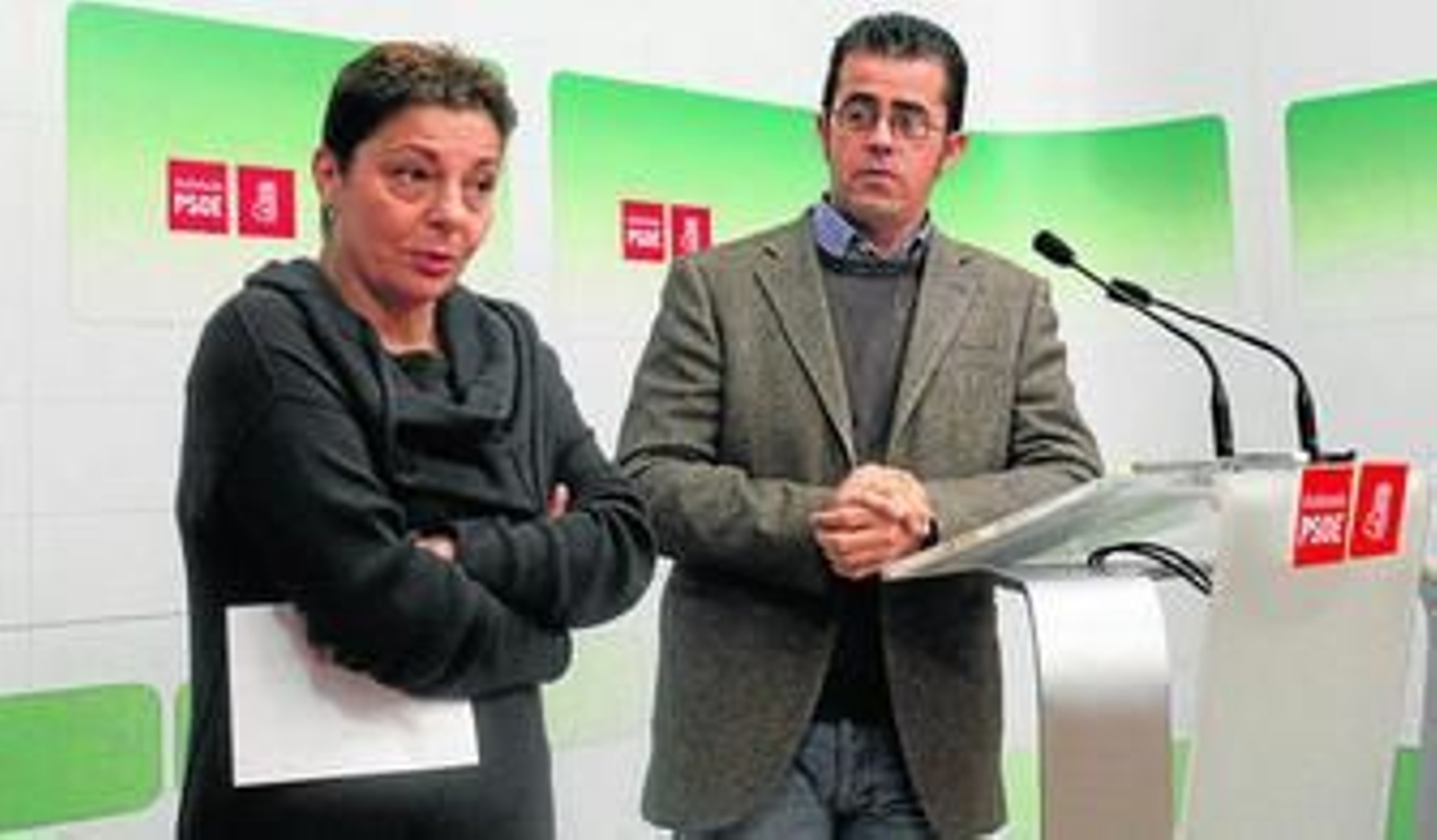 Isabel Niñoles y Gabriel González en la sede del PSOE de Córdoba.