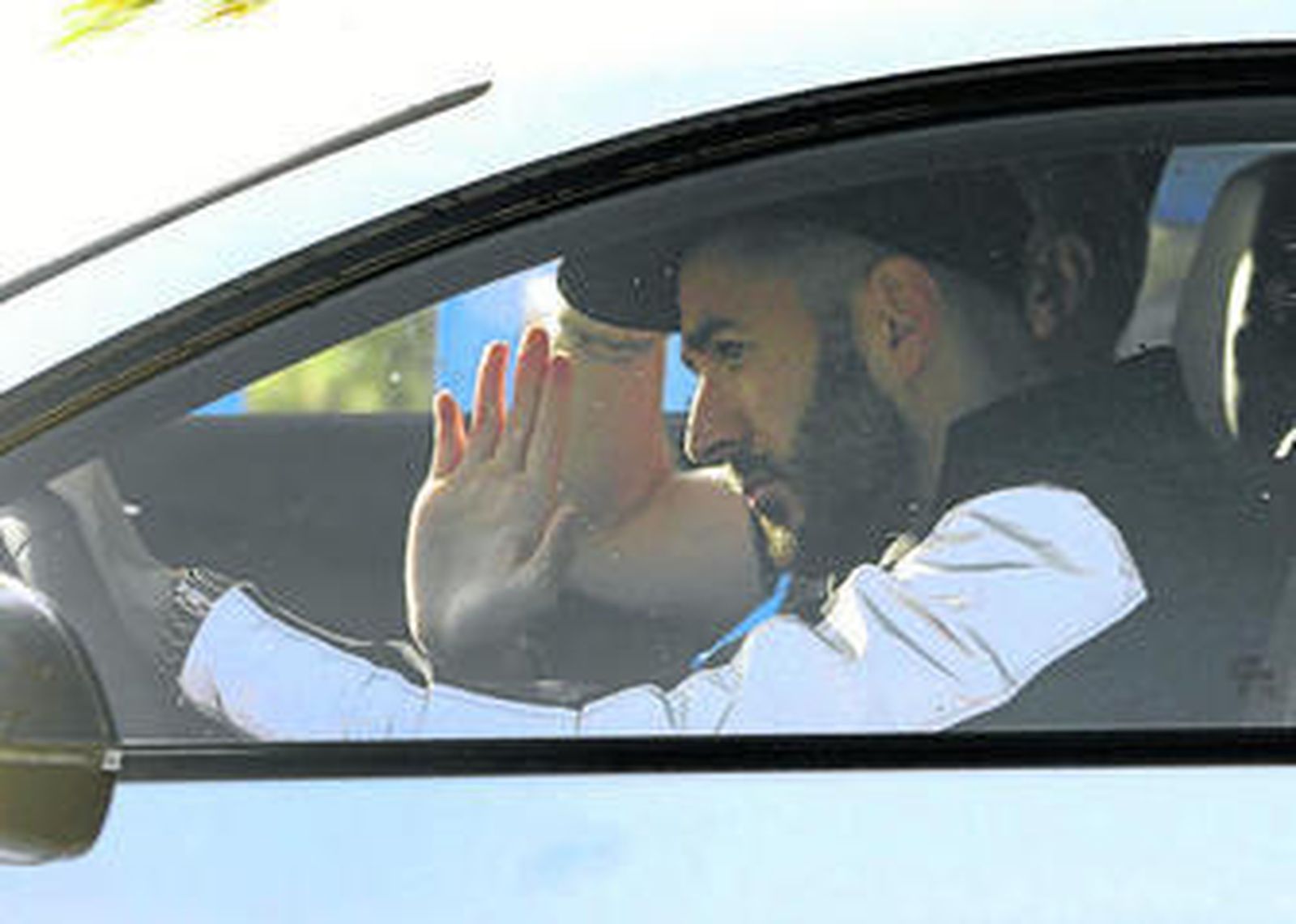 Karim Benzema saluda a su llegada a las instalaciones deportivas de Valdebebas, ayer.