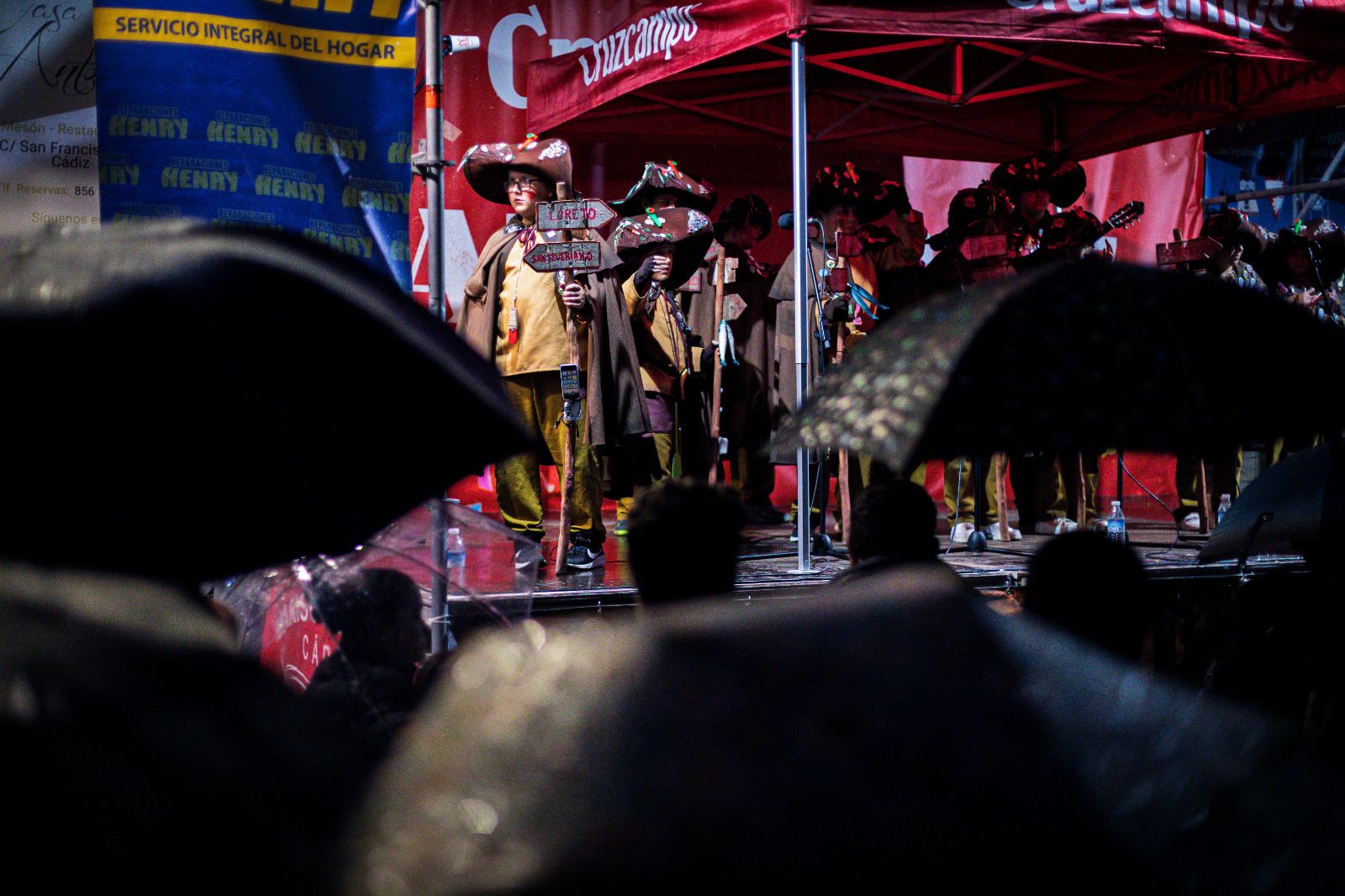 La lluvia desluce el viernes de Carnaval en Cádiz