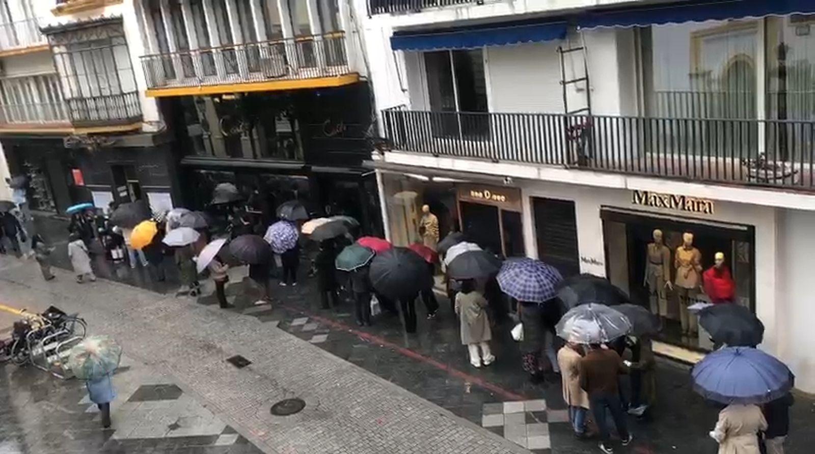 Colas para adquirir material de Enrique el fotógrafo