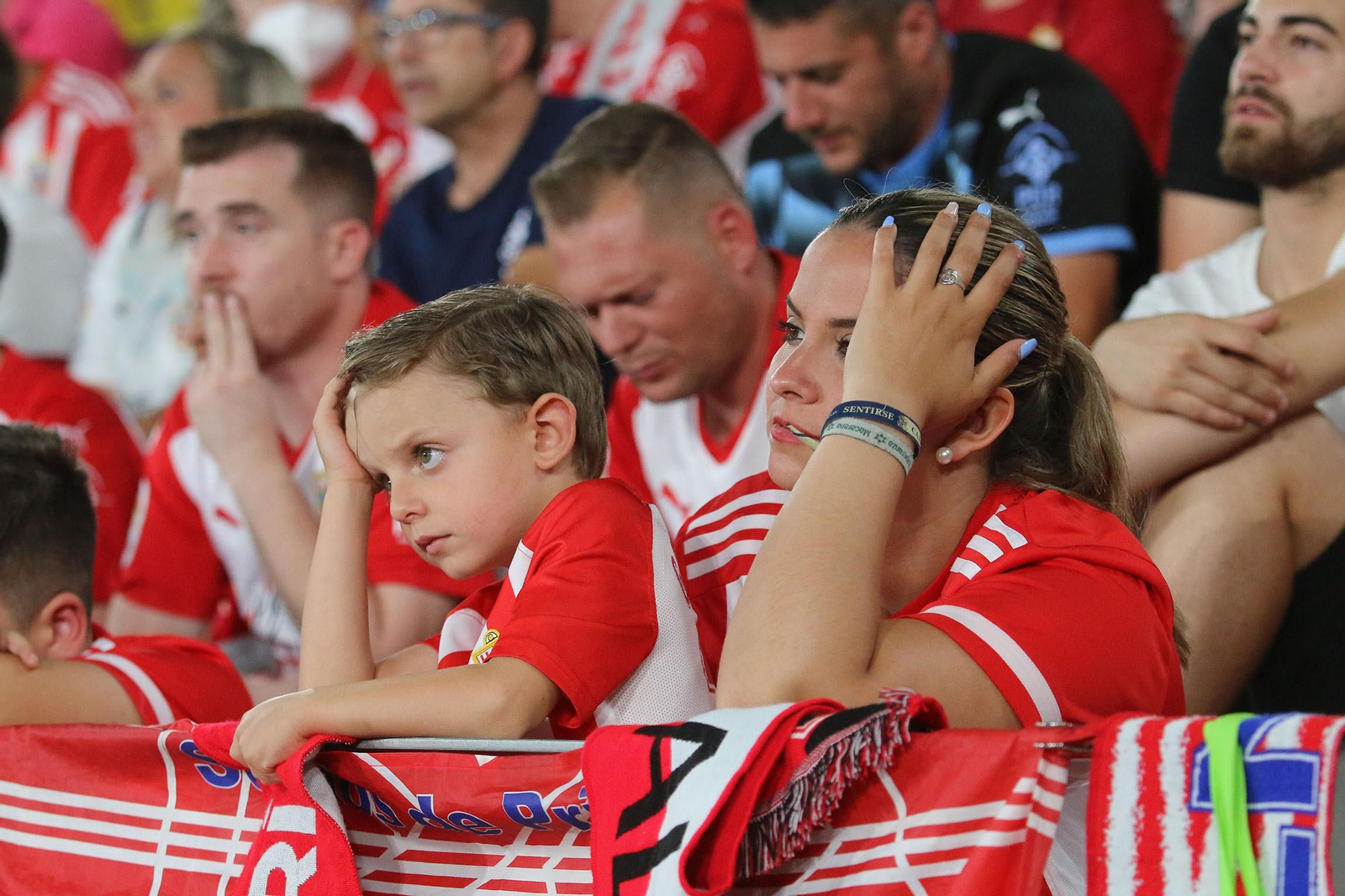 Las imágenes de la decepción de los aficionados del Almería