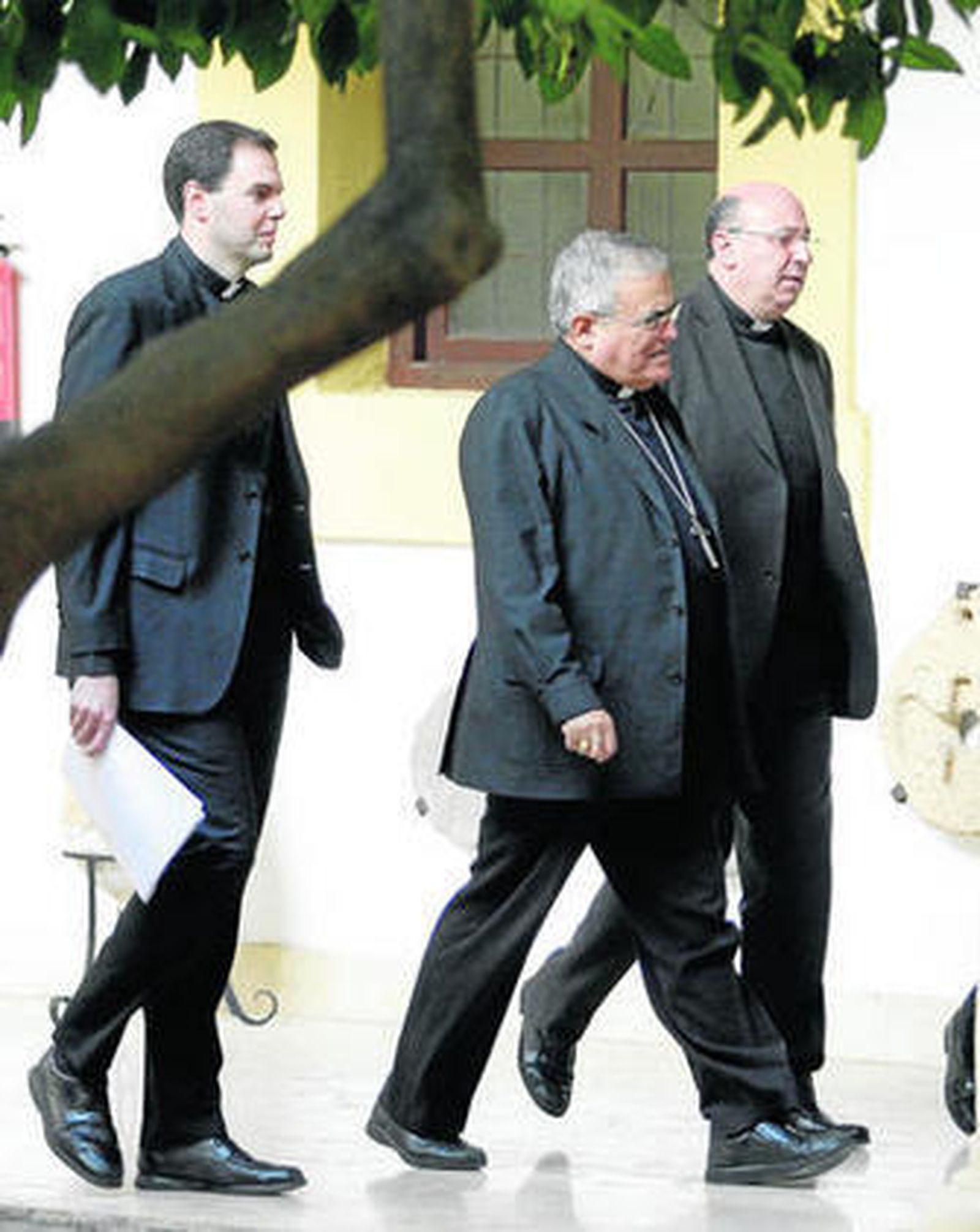 El obispo, en el centro, camina junto a Morales y Moreno, en el patio del Obispado de Córdoba.
