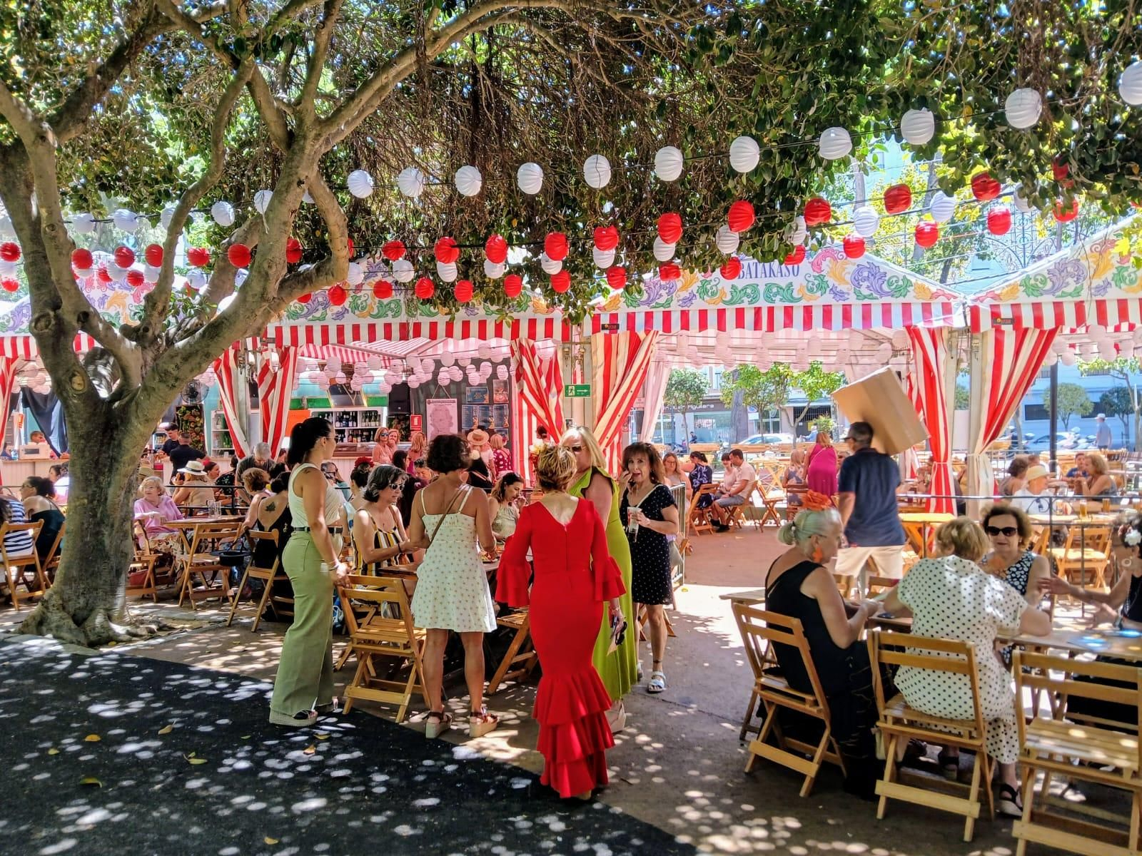 Búscate en las imágenes del Día de la Mujer de la Feria de San Fernando 2024