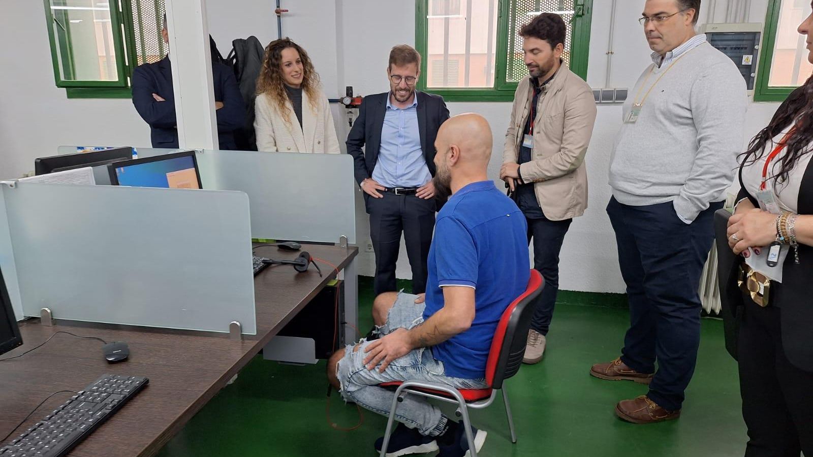 El subdelegado del Gobierno, Francisco Toscano, en la visita a la prisión de Morón.