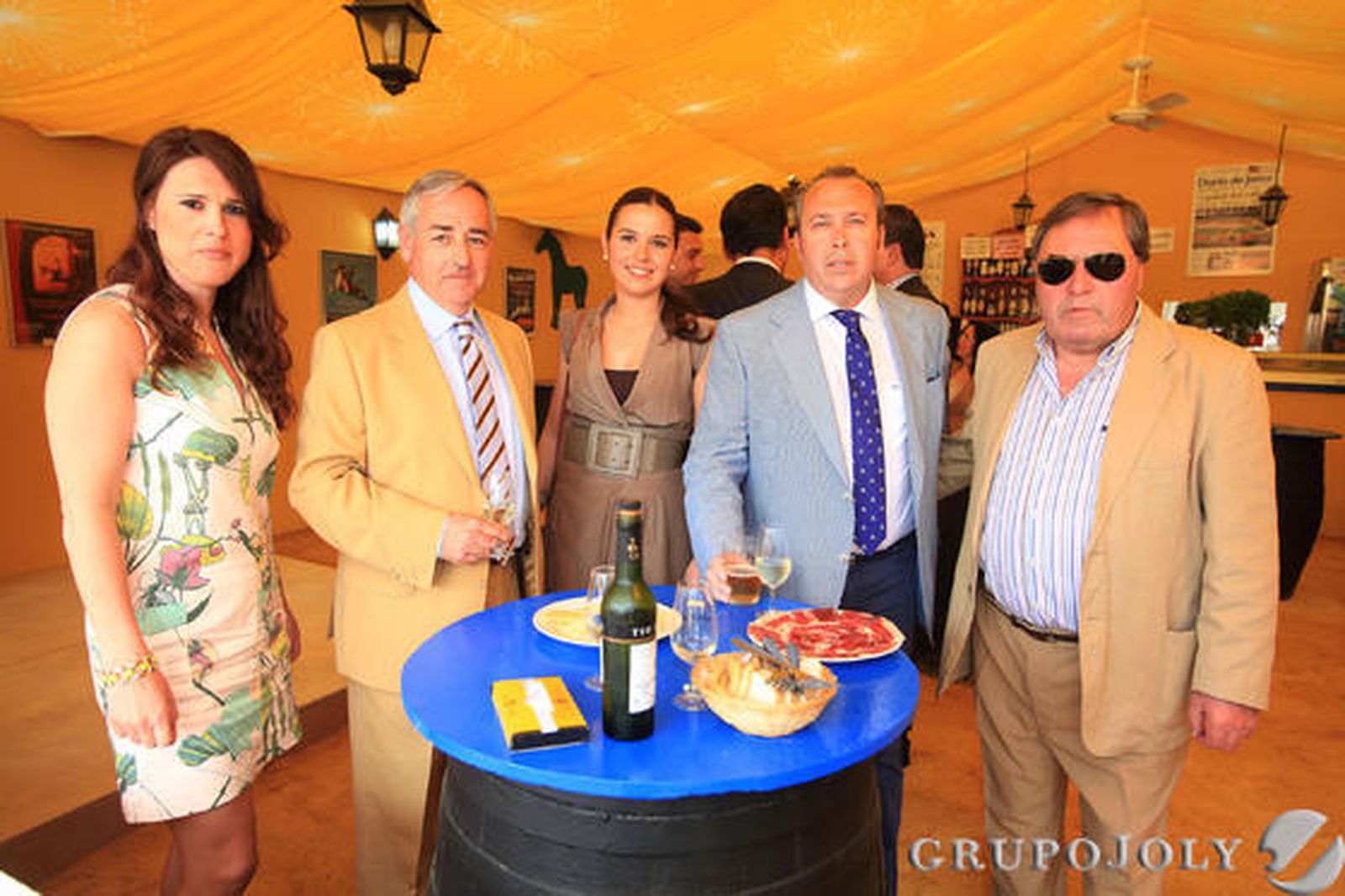 La directora del hotel La Cueva Park, Susana Marín López, junto al responsable comercial del hotel, Andrés Baurre Martínez, la comercial de Diario de Jerez, Marisa López Mesa, el director comercial de este medio, Benjamín Sánchez, y Joaquín Marín Naranjo, gerente de La Cueva Park.

Foto: Vanesa Lobo