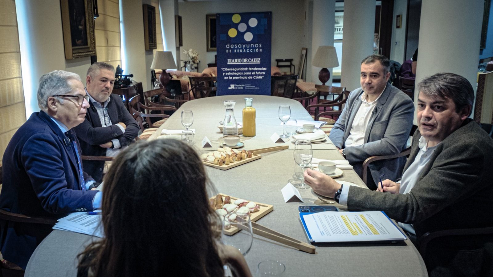 Un momento de esta desayuno de redacción.