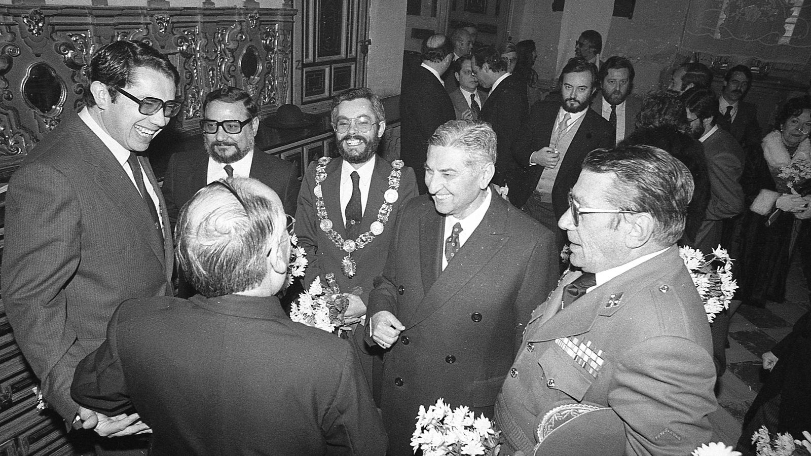 4-El arzobispo Méndez Asencio (de espaldas) charla con autoridades de Granada en 1983.