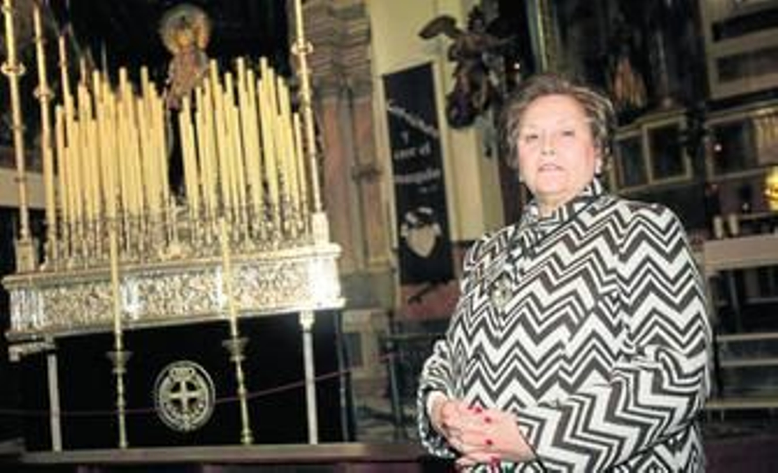 Marisa Hidalgo Mota, junto a la Virgen del Mayor Dolor de la cofradía de la Buena Muerte.