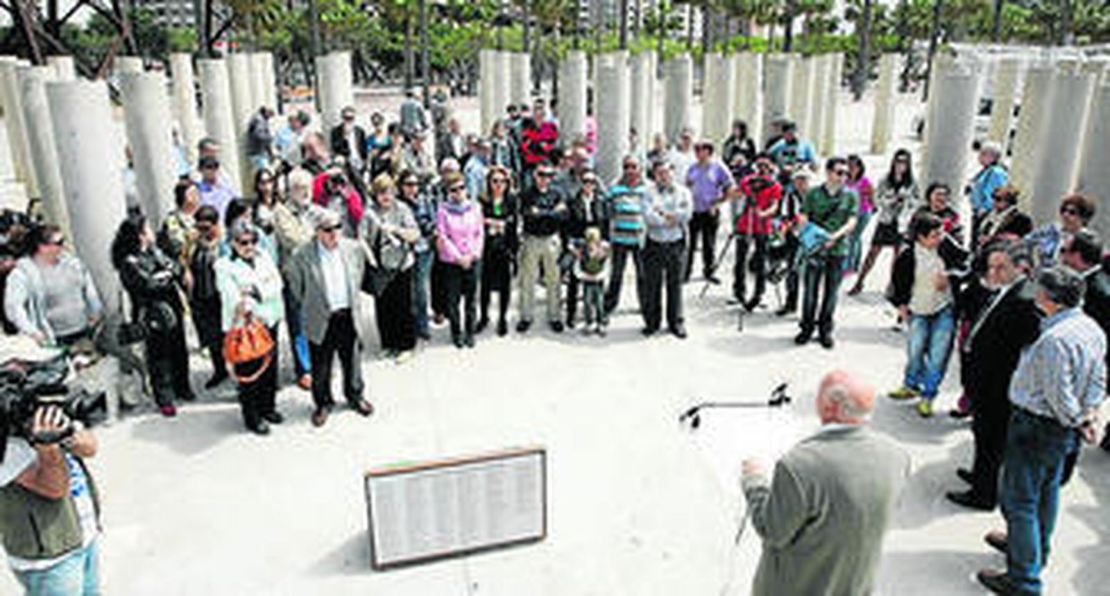 Casi un centenar de asistentes en el acto de recuerdo.