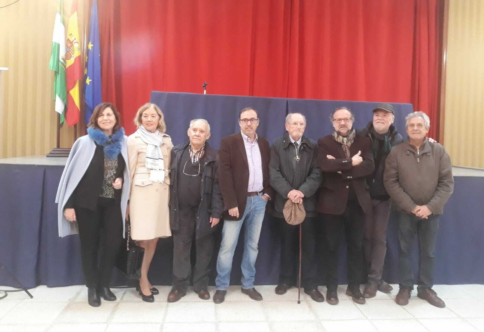 La directora del centro junto a algunos de los participantes en la muestra.