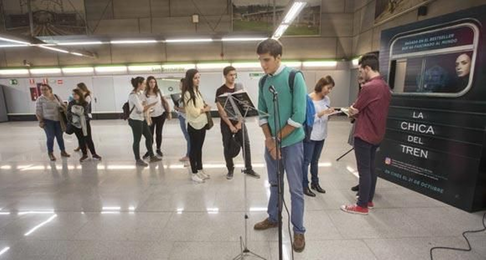 Lectores y viajeros al tren