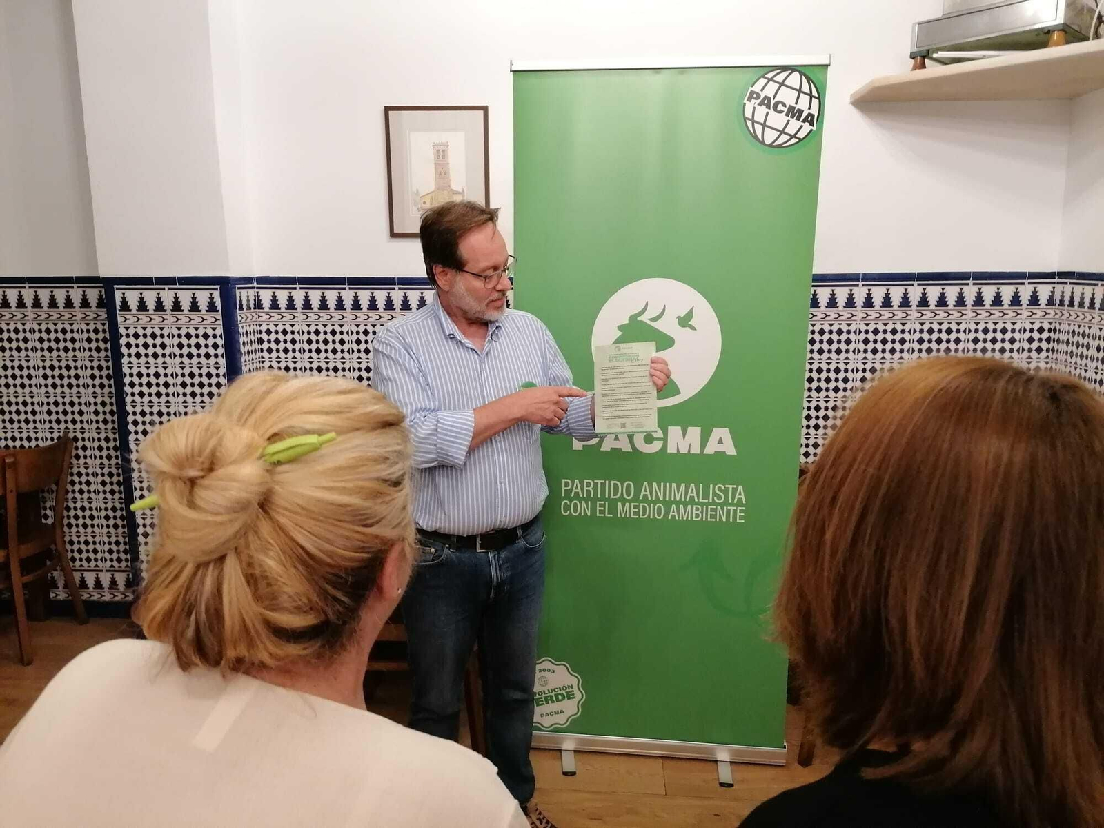 Marcelino Laínez presenta sus propuestas en la tertulia-café.