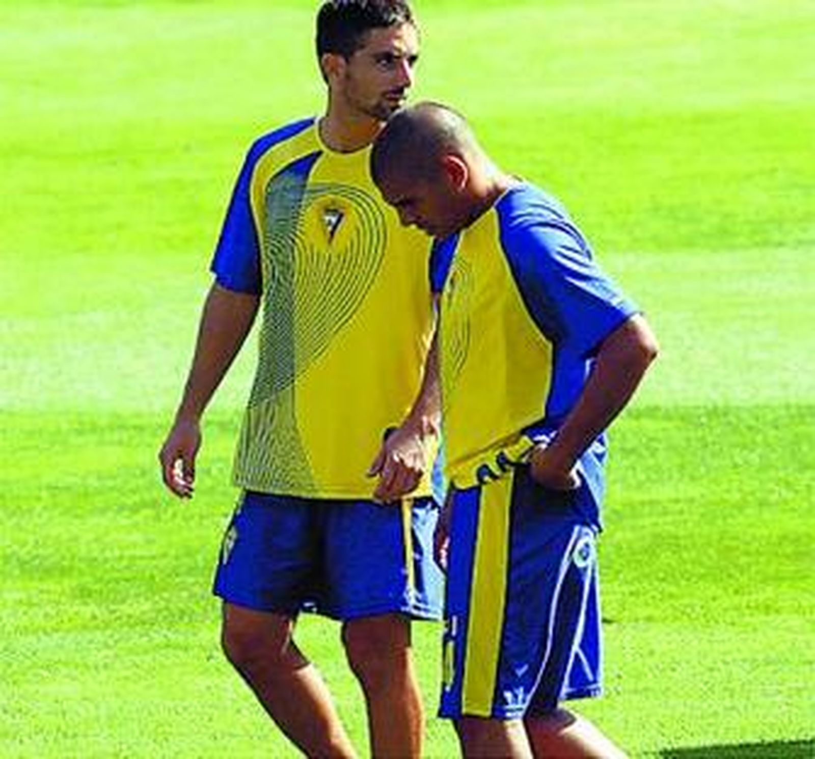 Bezares camina cabizbajo por el césped del Carranza.