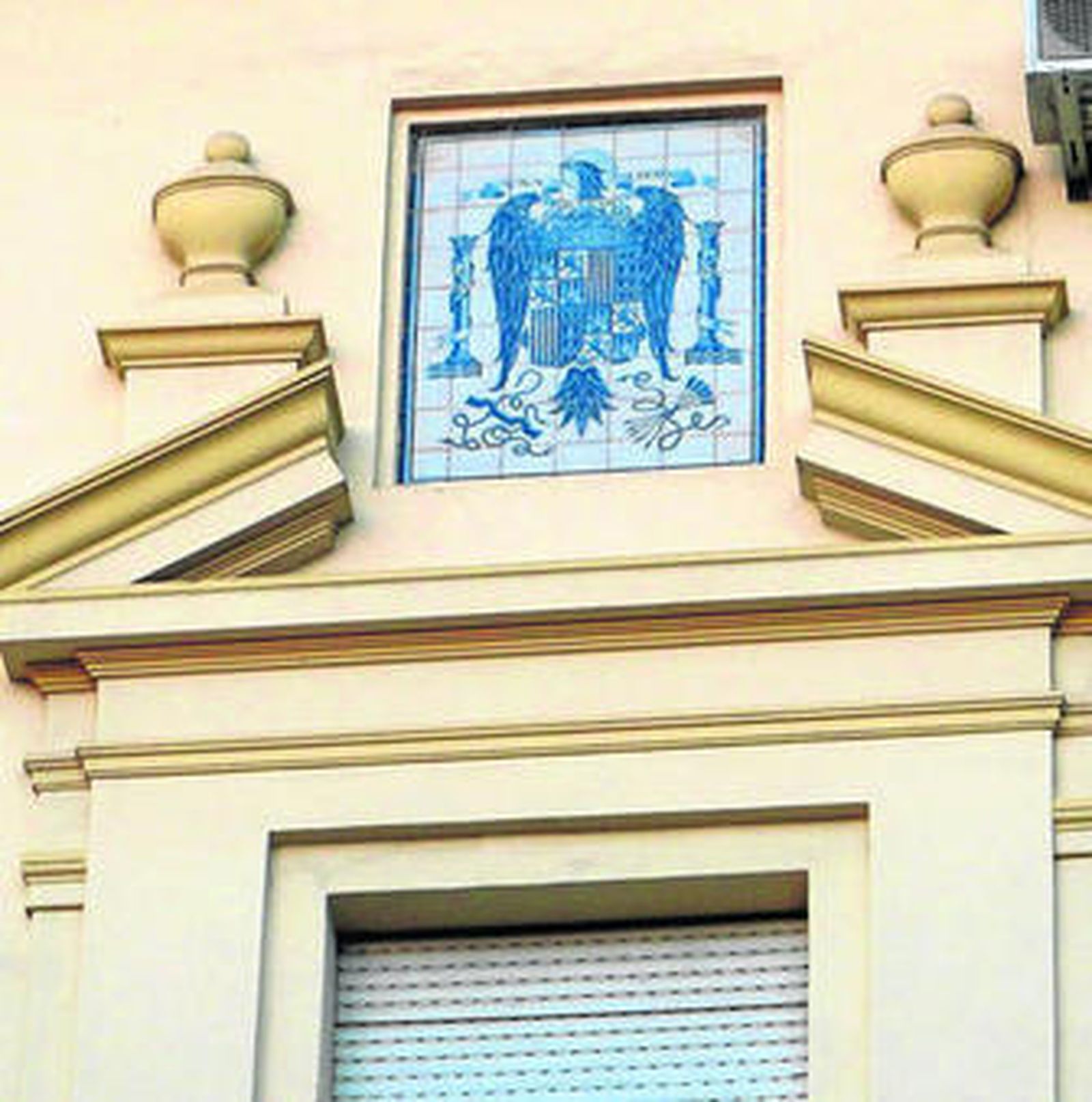 El escudo luce en la fachada del mercado que da a Pastor y Landero.