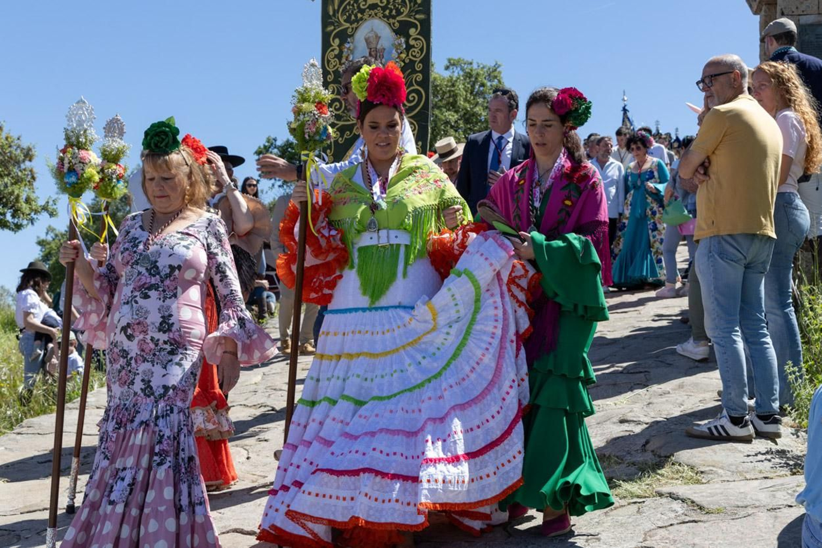 Miles de romeros acuden al encuentro de la Virgen de la Cabeza en su romería