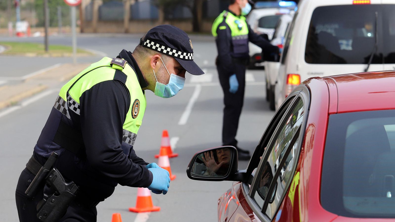 La Policía Local efectúa controles durante el confinamiento por la pandemia.