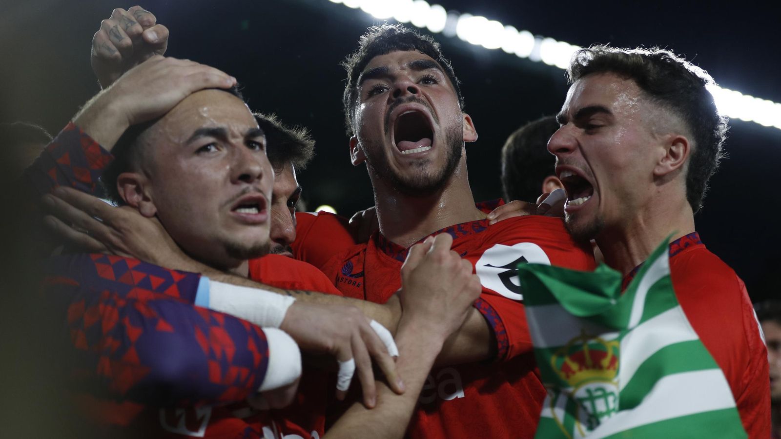 Rubén Vargas, Isaac y Pedrosa, en el efímero júbilo sevillista.