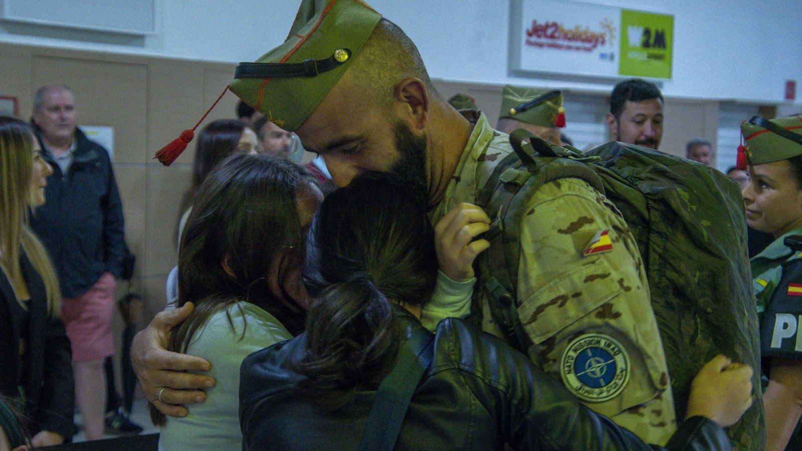 Uno de los emotivos reencuentros que se vivieron este lunes en el aeropuerto de Almería