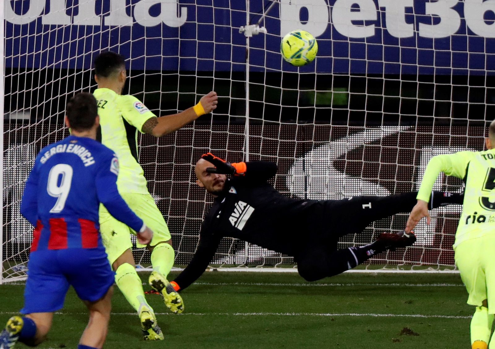 Luis Suárez anota de penalti el definitivo 1-2.