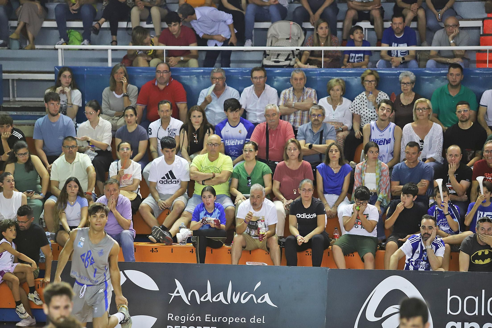 Ambiente en el Andrés Estrada en el encuentro Pajarraco CB Santfeliueng vs Ciudad de Huelva.