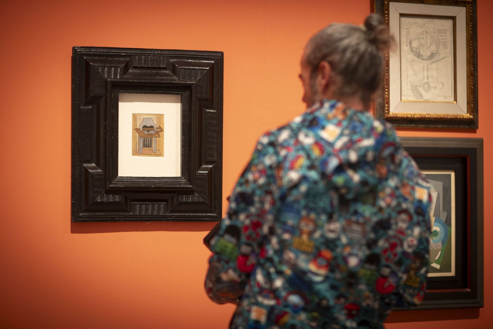 Una persona observa la obra de Pablo Picasso 'Naturaleza muerta con guitarra'
