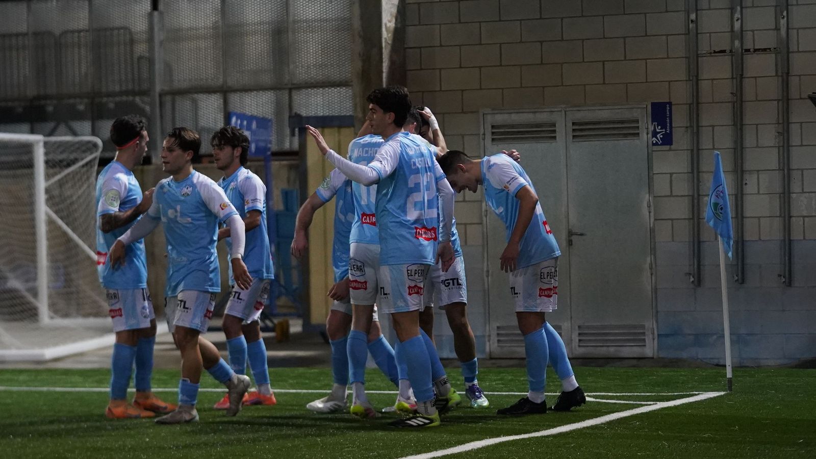 Los jugadores del Ciudad de Lucena celebran un gol en su estadio.