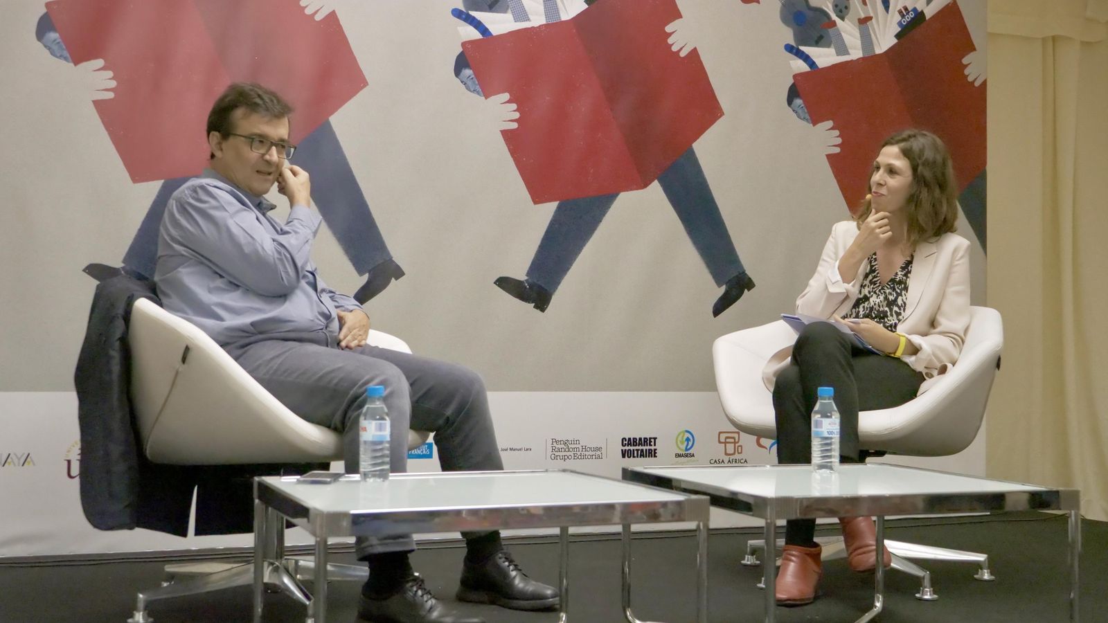 Javier Cercas con Marta Maldonado, en la carpa de la Feria del Libro.