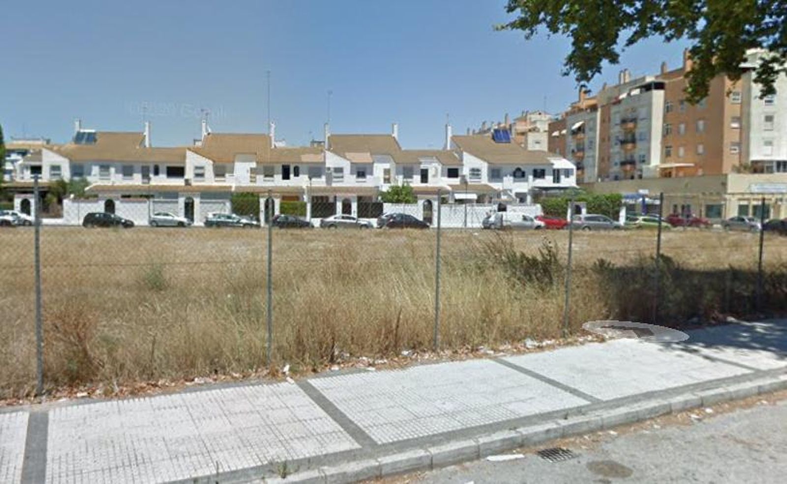 En esta parcela junto a la avenida del Descubrimiento se  ubicará la nueva oficina integral.