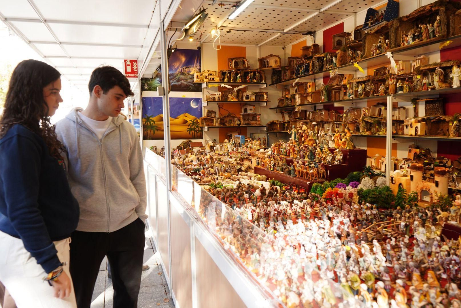 Granada prepara la Navidad: así está quedando Bib-Rambla con los tradicionales puestos de figuritas y belenes