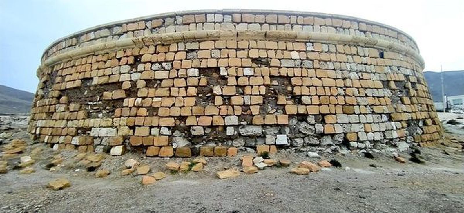 El Castillo de Los Escullos, levantado en el siglo XVIII, se “desmorona”