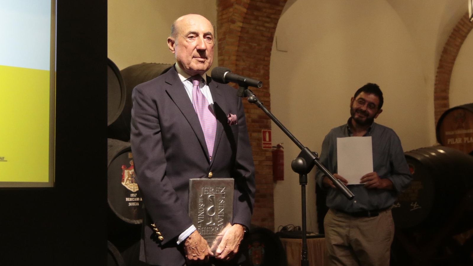 Beltrán Domecq, ayer durante la entrega de los Premios Solera con Pepe Monforte, de Cosas de Comé, al fondo.