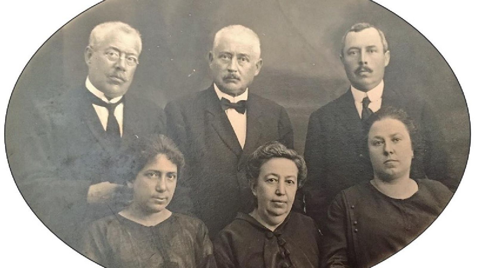 Los hermanos Salido de la Cal y sus esposas en 1912 (Foto: Archivo María Díaz Salido). Los hermanos Salido de la Cal y sus esposas en 1912 (Foto: Archivo María Díaz Salido).