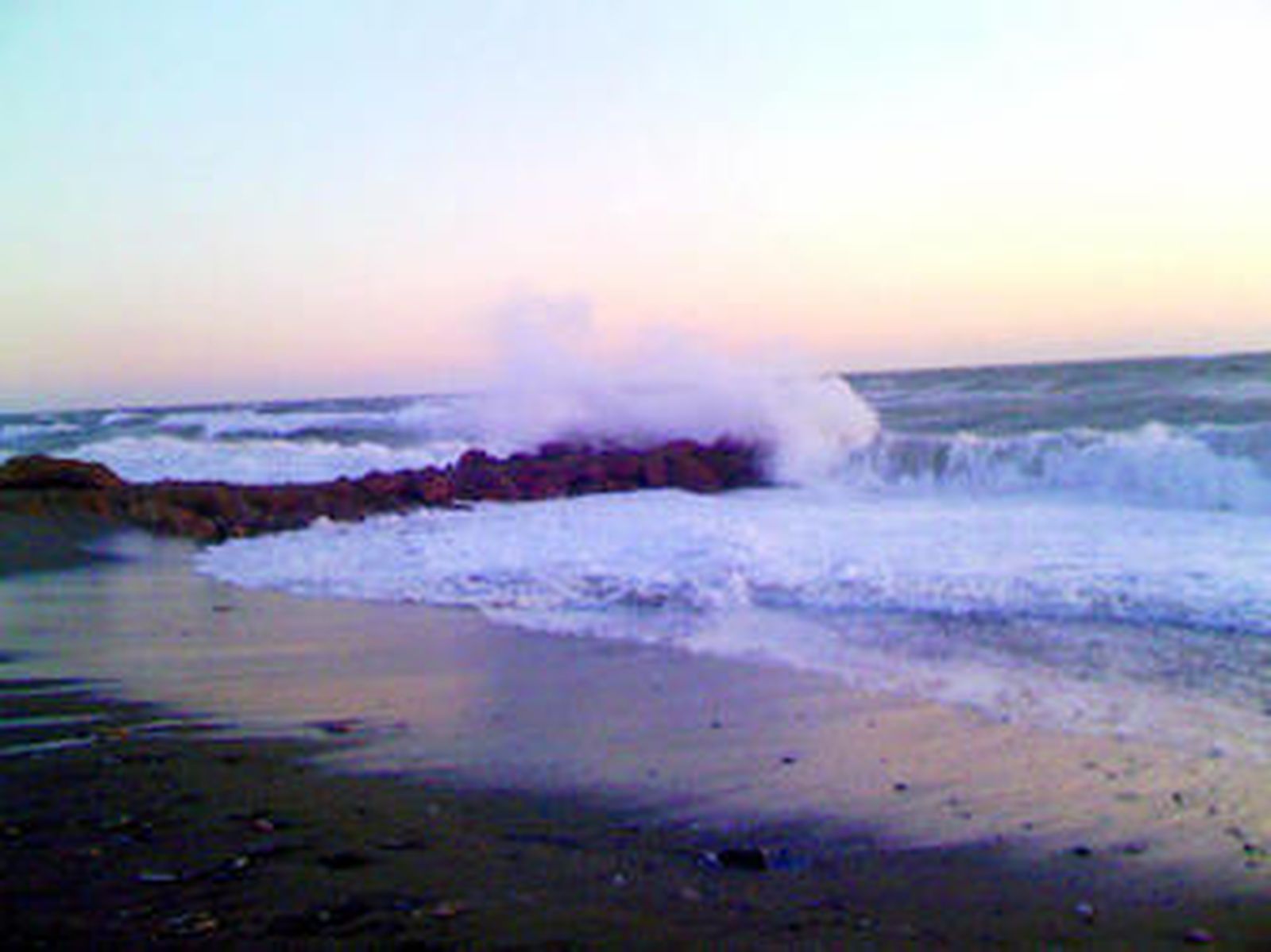 Imagen del mar rompiendo en el espigón de Balanegra.