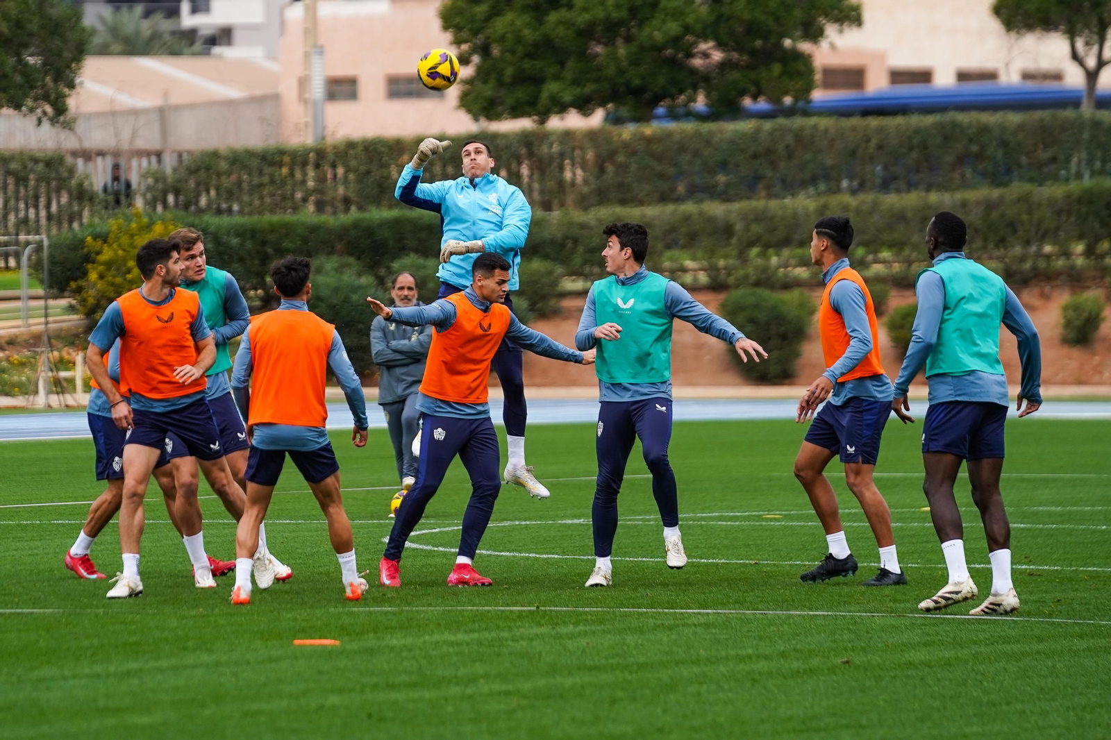 Kaiky vuelve tras sanción y podría formar de pivote, mientras que Radovanovic apunta a repetir con Édgar en el eje de la zaga