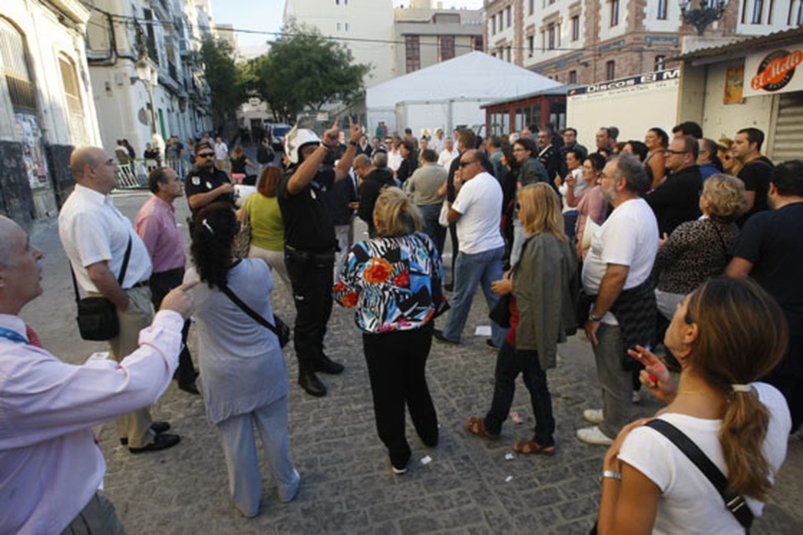 Los piquetes tomaron el centro de la capital desde primera hora de la mañana para impedir la apertura de comercios y empresas

Foto: Jose Braza