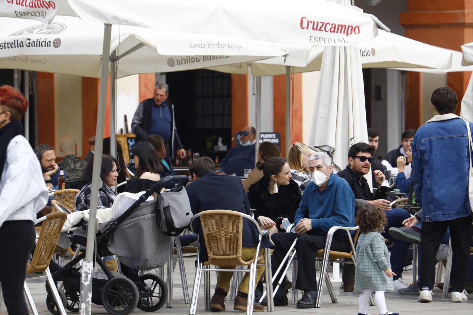 El buen tiempo llena las calles y terrazas en el primer día del Puente de Andalucía en Córdoba