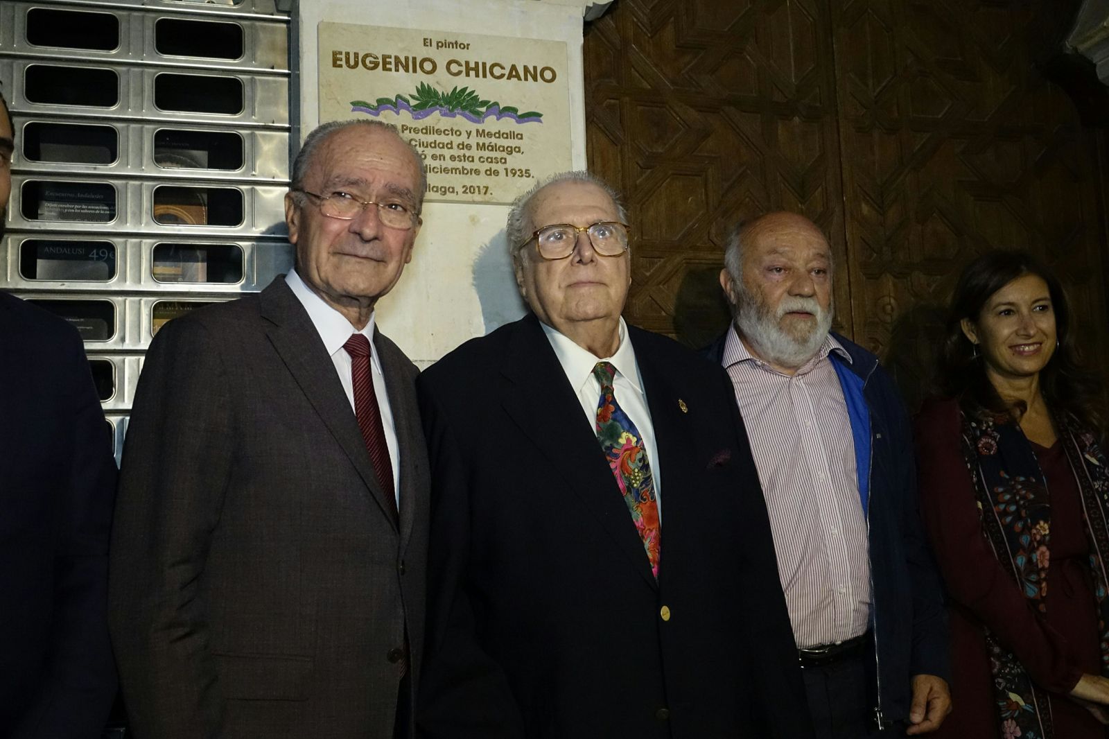 Eugenio Chicano, ayer, entre Francisco de la Torre y Eduardo Martín Toval, tras descubrir la placa en su Casa Natal.
