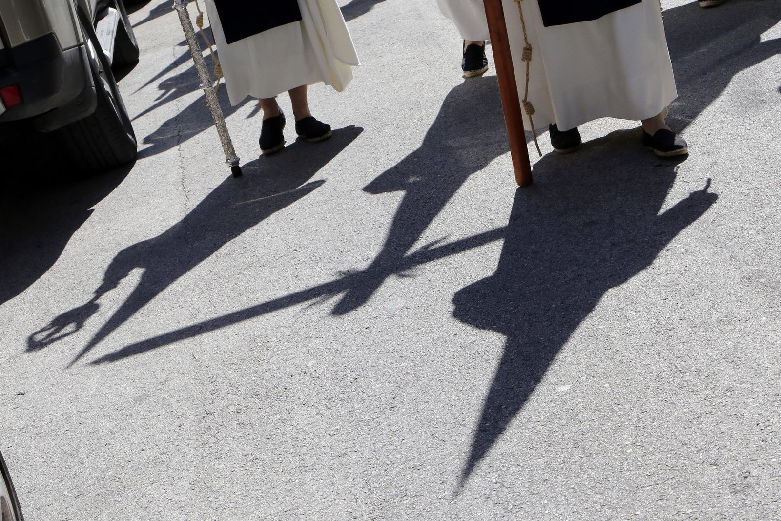 La sombra de la cruz de guía de la Hermandad del Consuelo se proyecta en el suelo en una tarde que destacó por su buena temperatura.