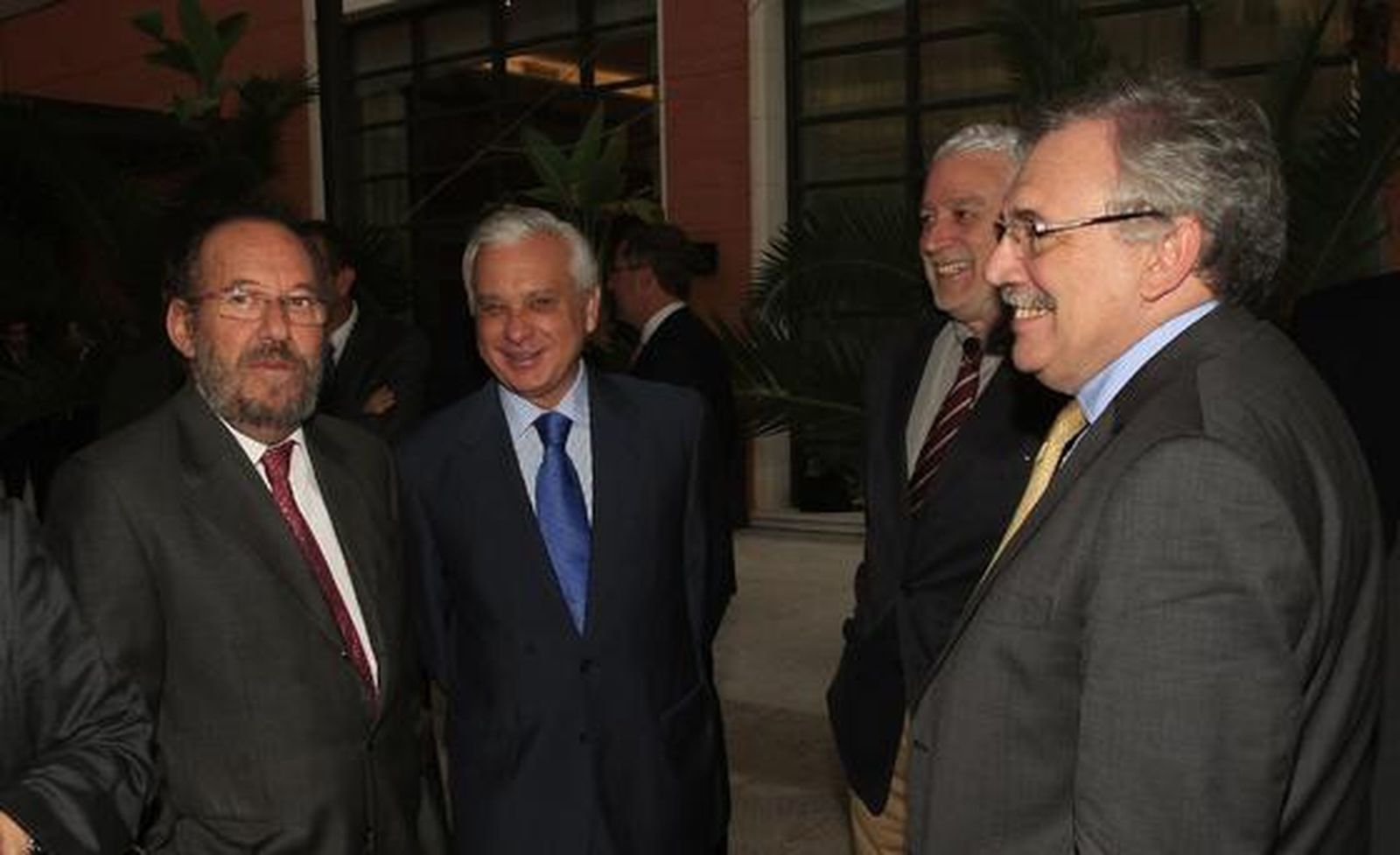 El presidente del Puerto, Enrique Linde; el subdelegado, Hilario López, y José Asenjo charlan con Teófilo Serrano.

Foto: Sergio Camacho