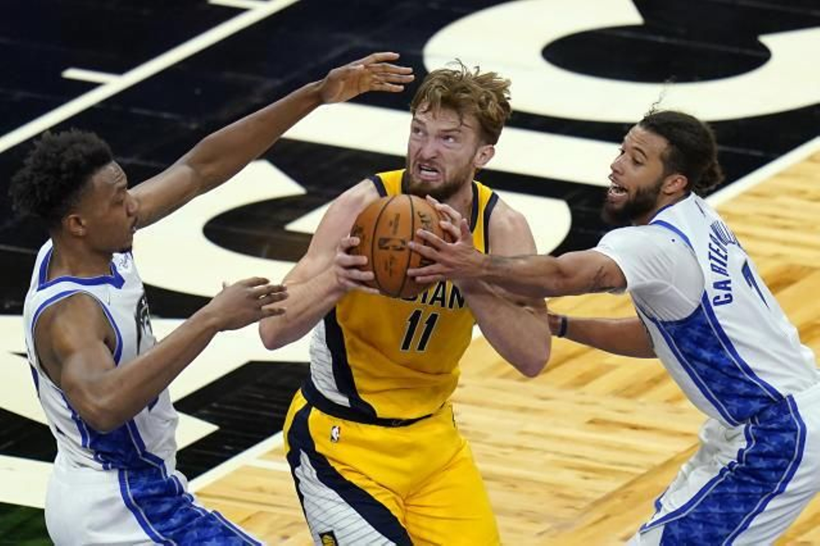 Domas Sabonis intenta anotar ante la defensa de los Magic.