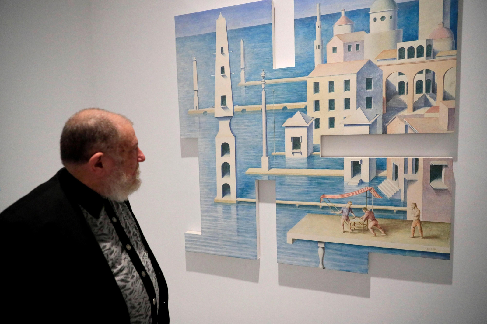 Guillermo Pérez Villalta contempla una de sus obras en la exposición 'El arte como laberinto'.