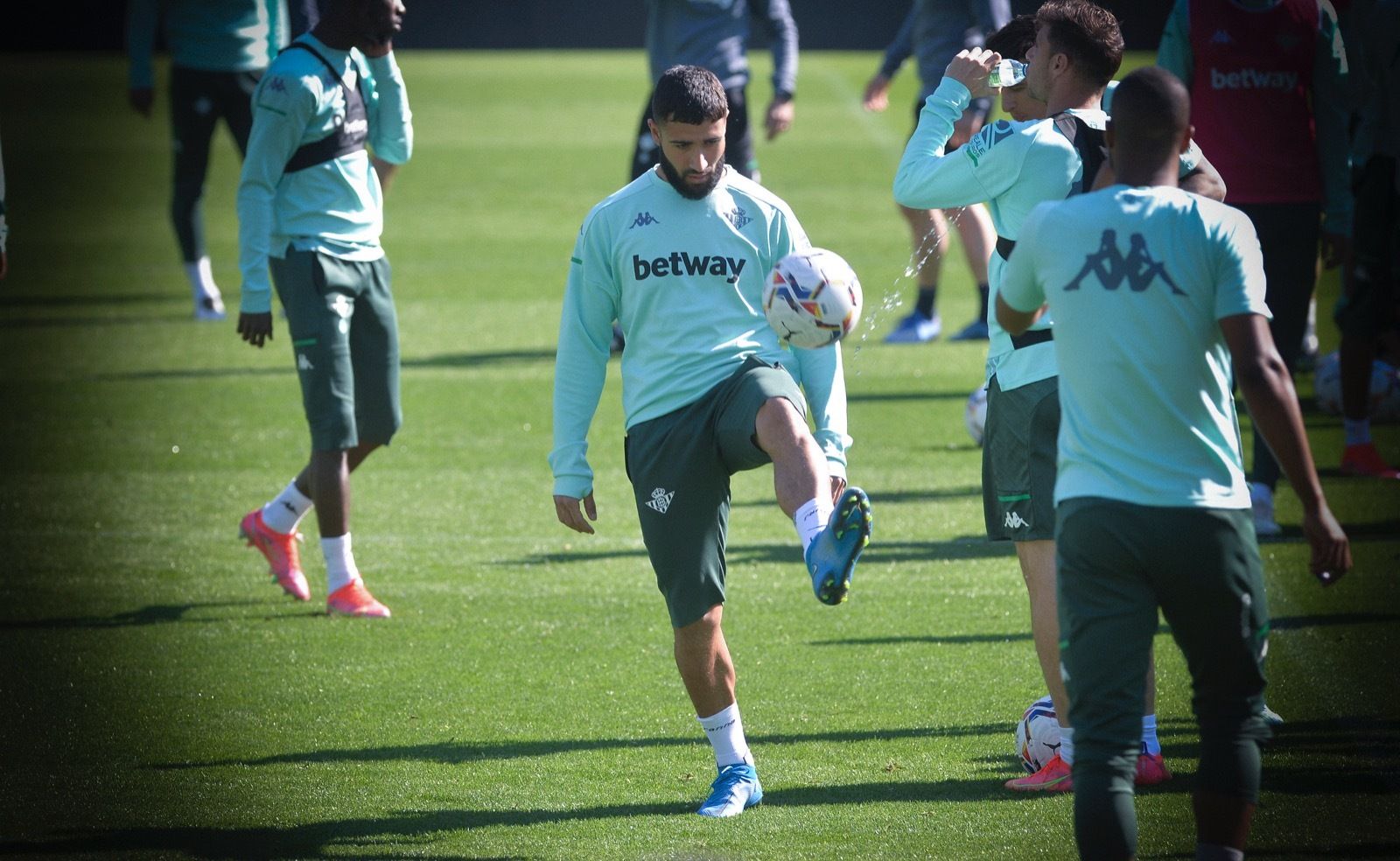 Nabil Fekir golpea el balón en el entrenamiento.