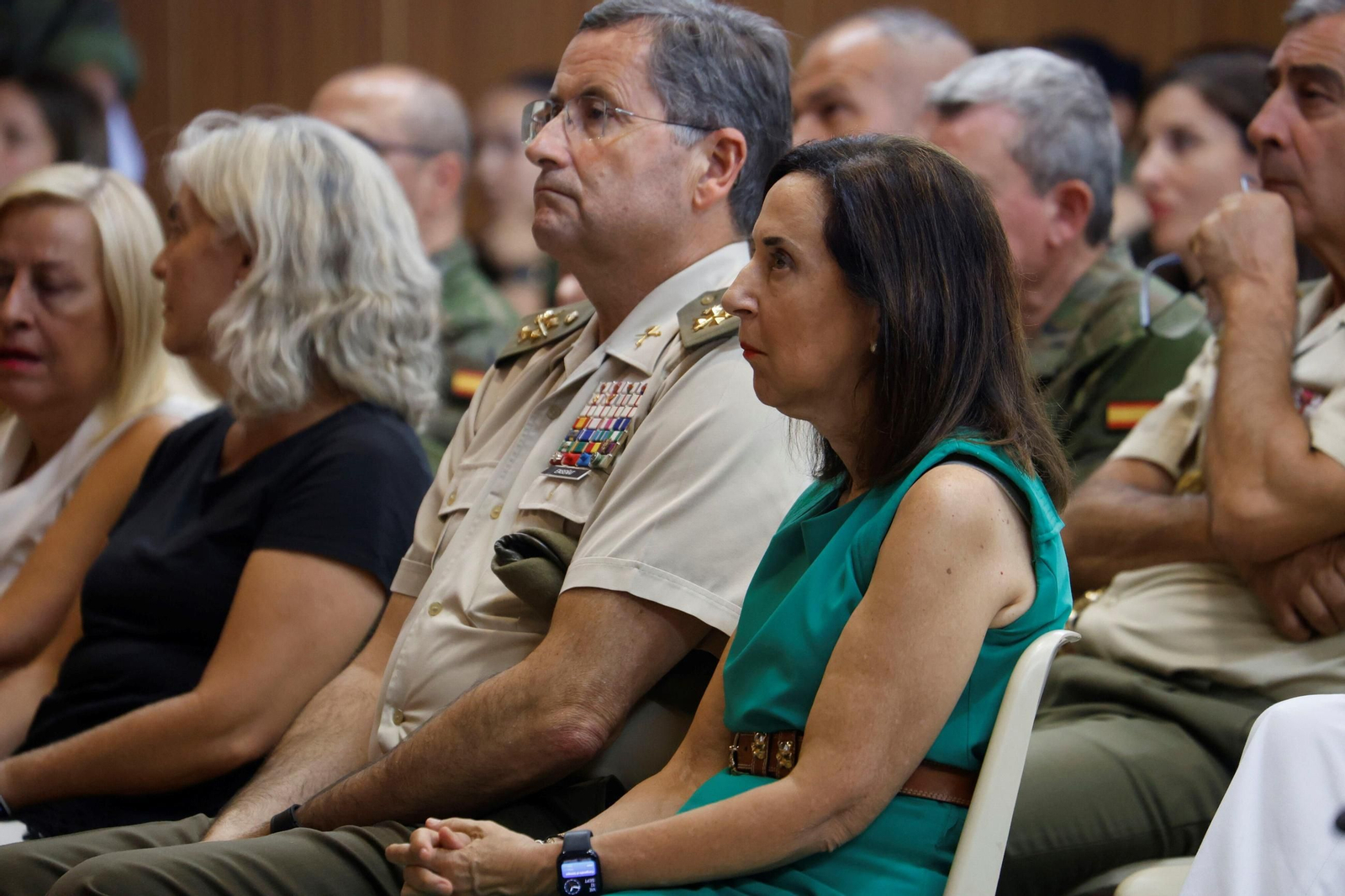 La ministra de Defensa, Margarita Robles, en la entrega las medallas conmemorativas al Ejército en la Bri X, en imágenes