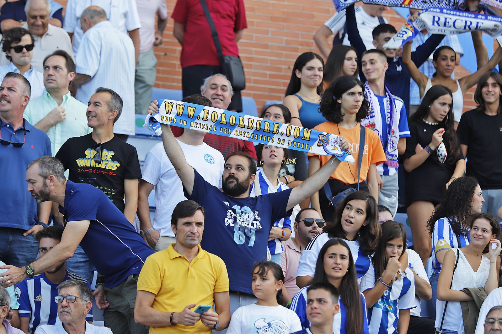 Imágenes del ambiente en el Recreativo de Huelva y Antequera CF