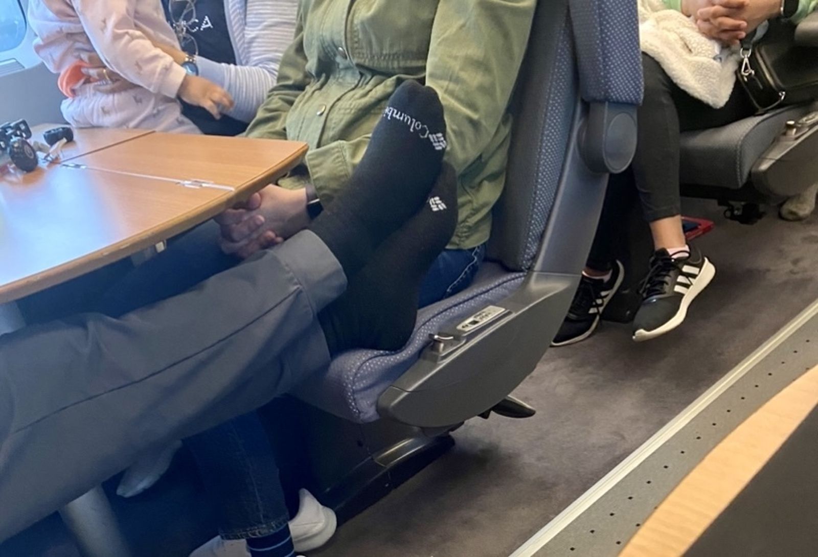 Los pies por lo alto en el AVE