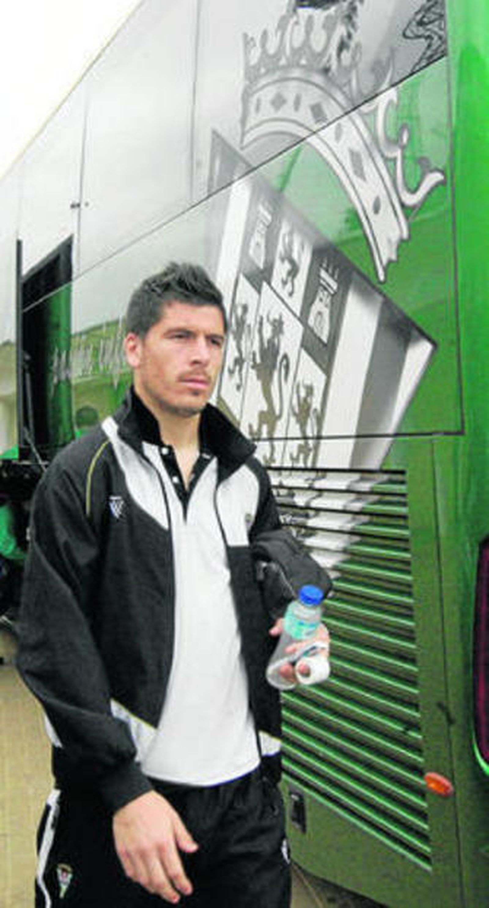 Agus, que apunta a titular por primera vez en la segunda vuelta, junto al autocar del equipo.