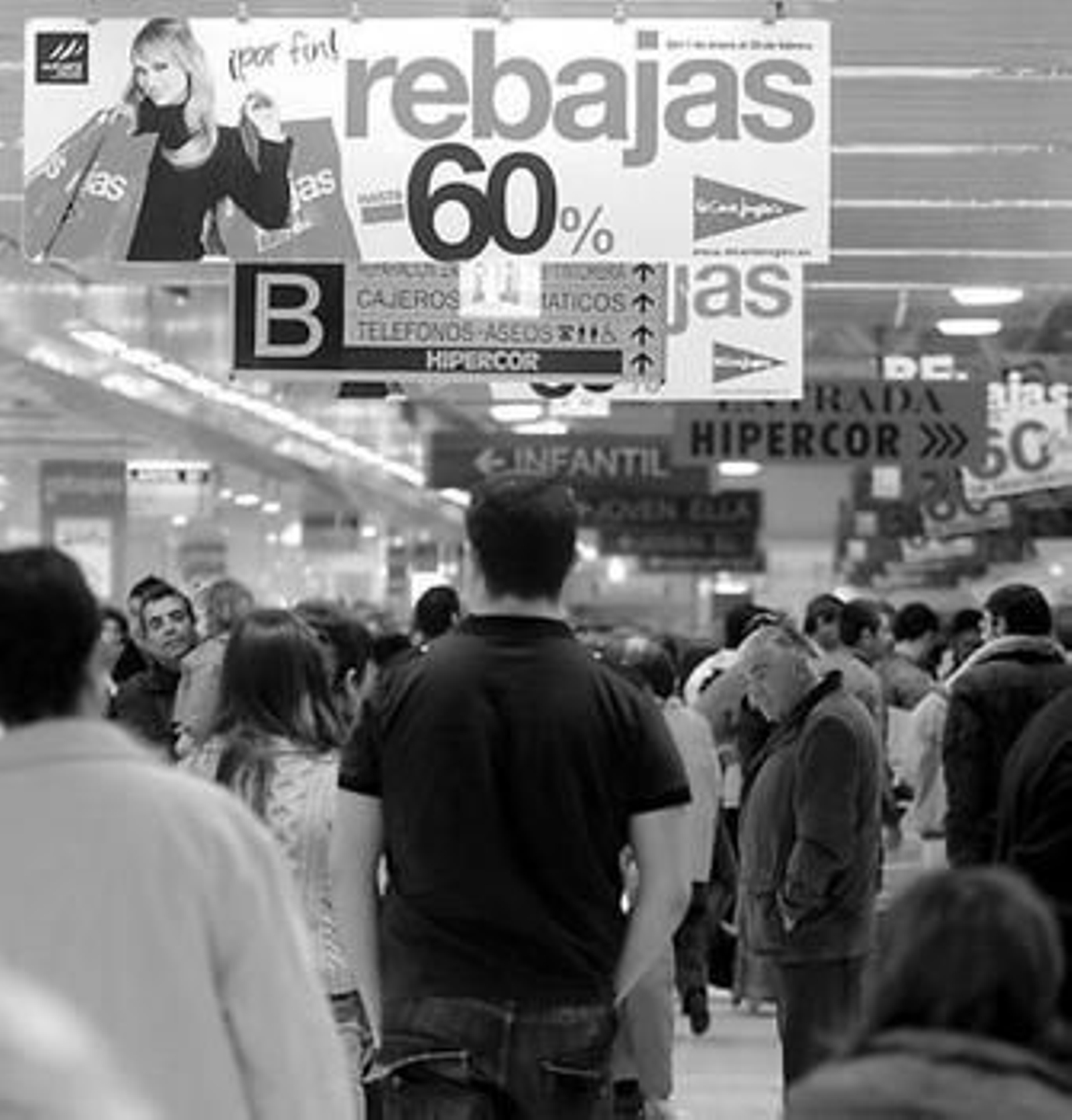 Una mujer observa algunas de las ofertas en una tienda de ropa de la ciudad, ayer.