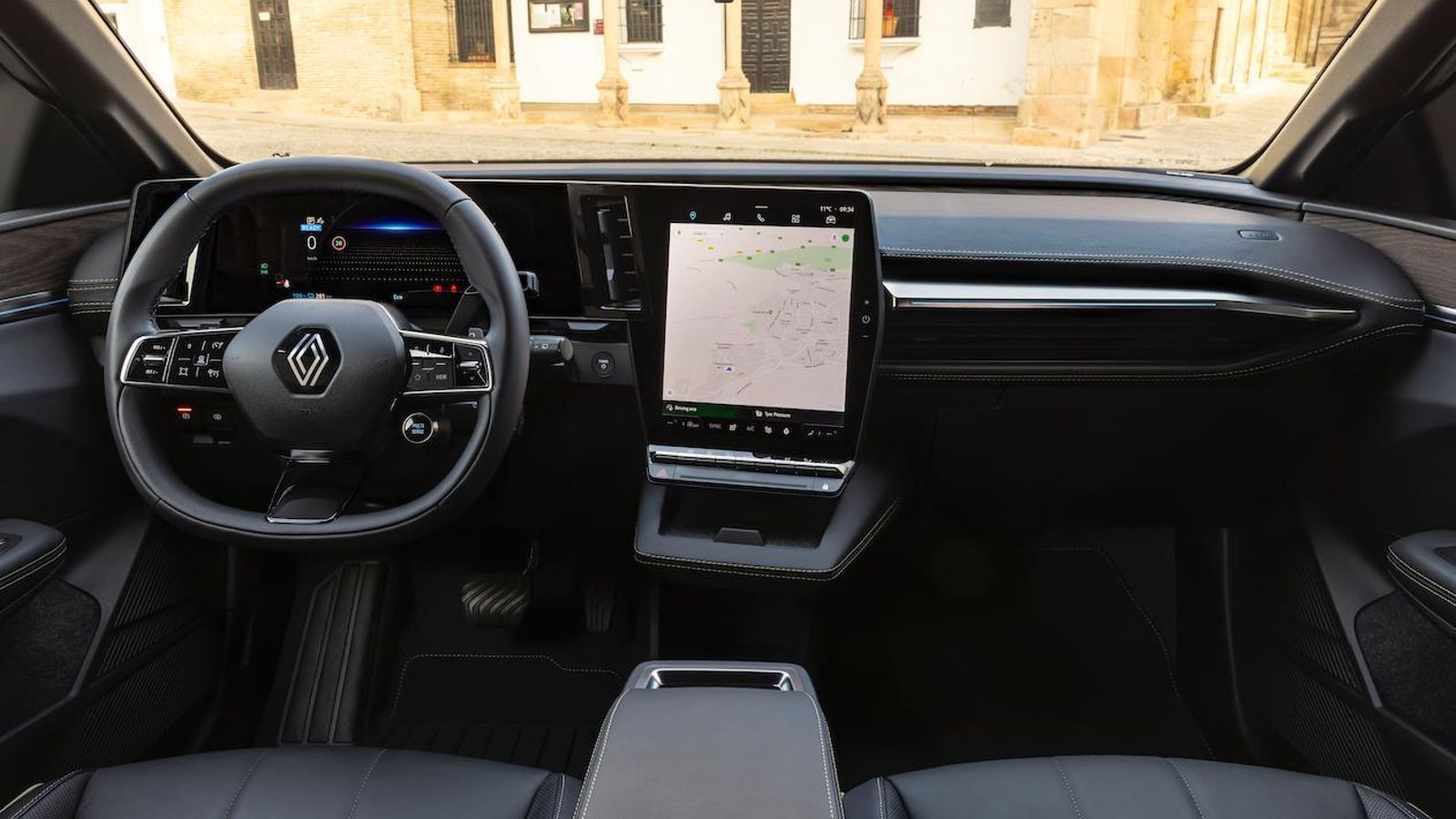 Las dos pantallas, la del salpicadero y central, están protegidas por un cristal, el Gorilla Glass, de alta resistencia a las ralladuras.