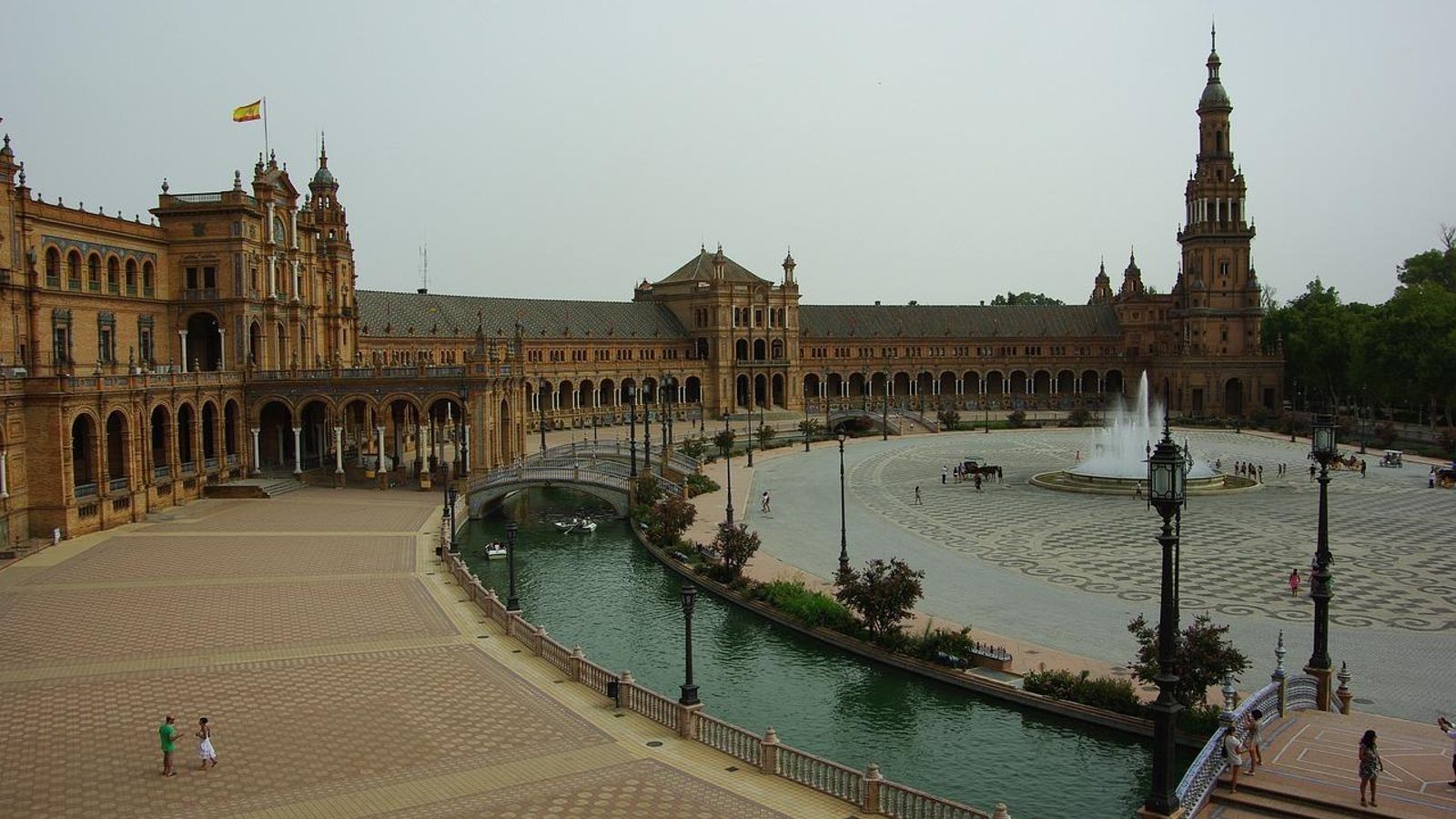 La Plaza de España de Sevilla. La Plaza de España de Sevilla.