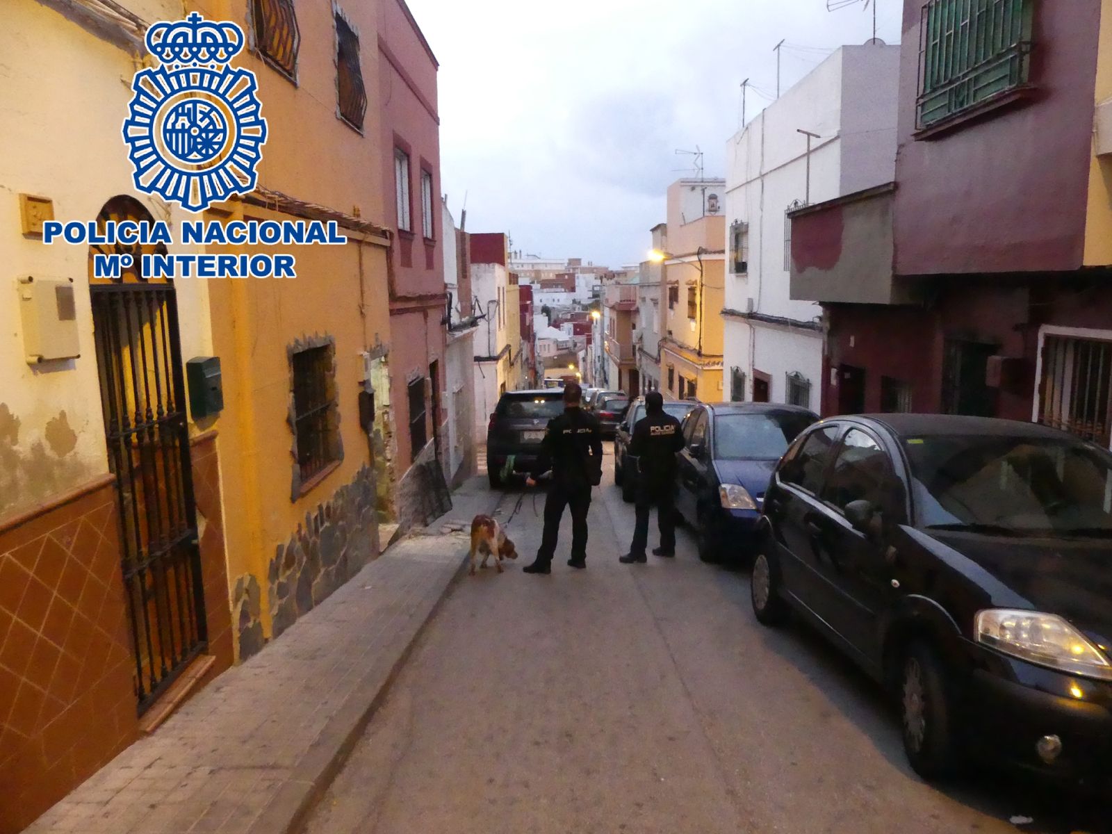 Dos agentes, durante la operación en La Bajadilla